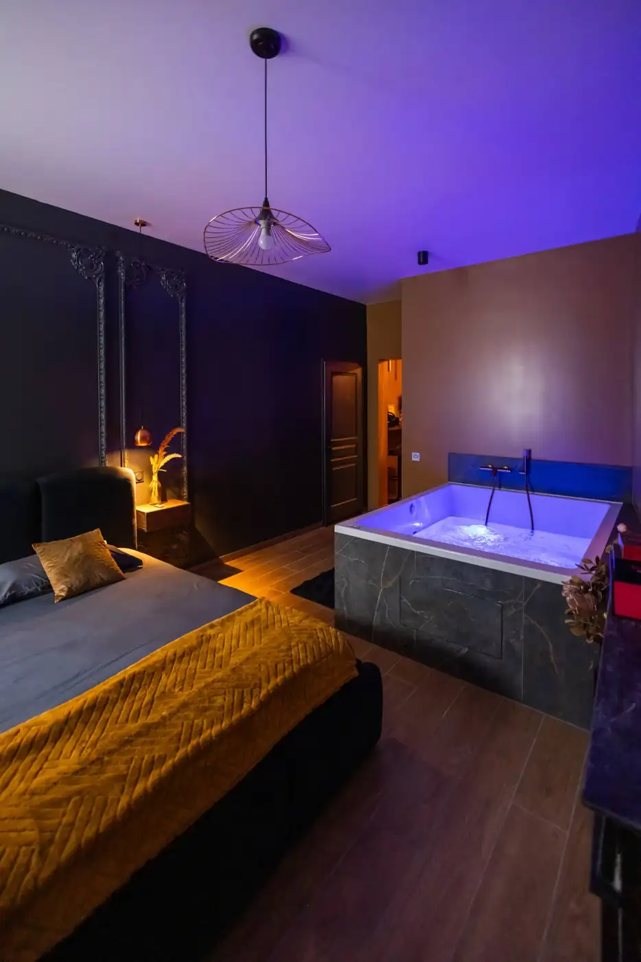 Dreamy Room – Large spa bath and private cinema